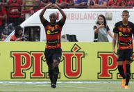 Vagner Love recebe proposta e pode trocar time por rival; veja