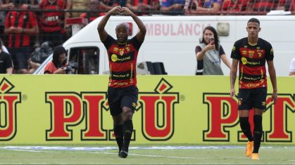 Vagner Love comemora seu gol na final do Pernambucano