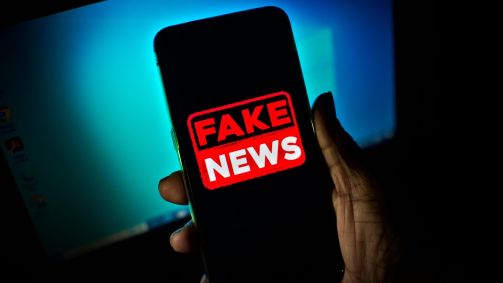 Vista de celular com a expressão "Fake News" no Rio de Janeiro (RJ), nesta segunda-feira (24)