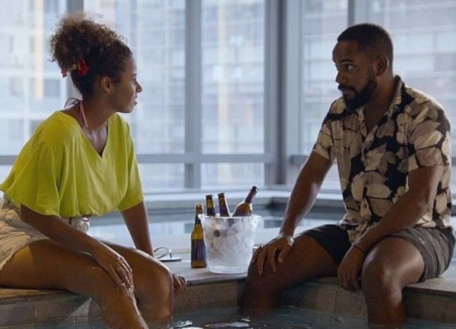 Flávia e Robert conversando em Casamento às Cegas / Reprodução/Netflix