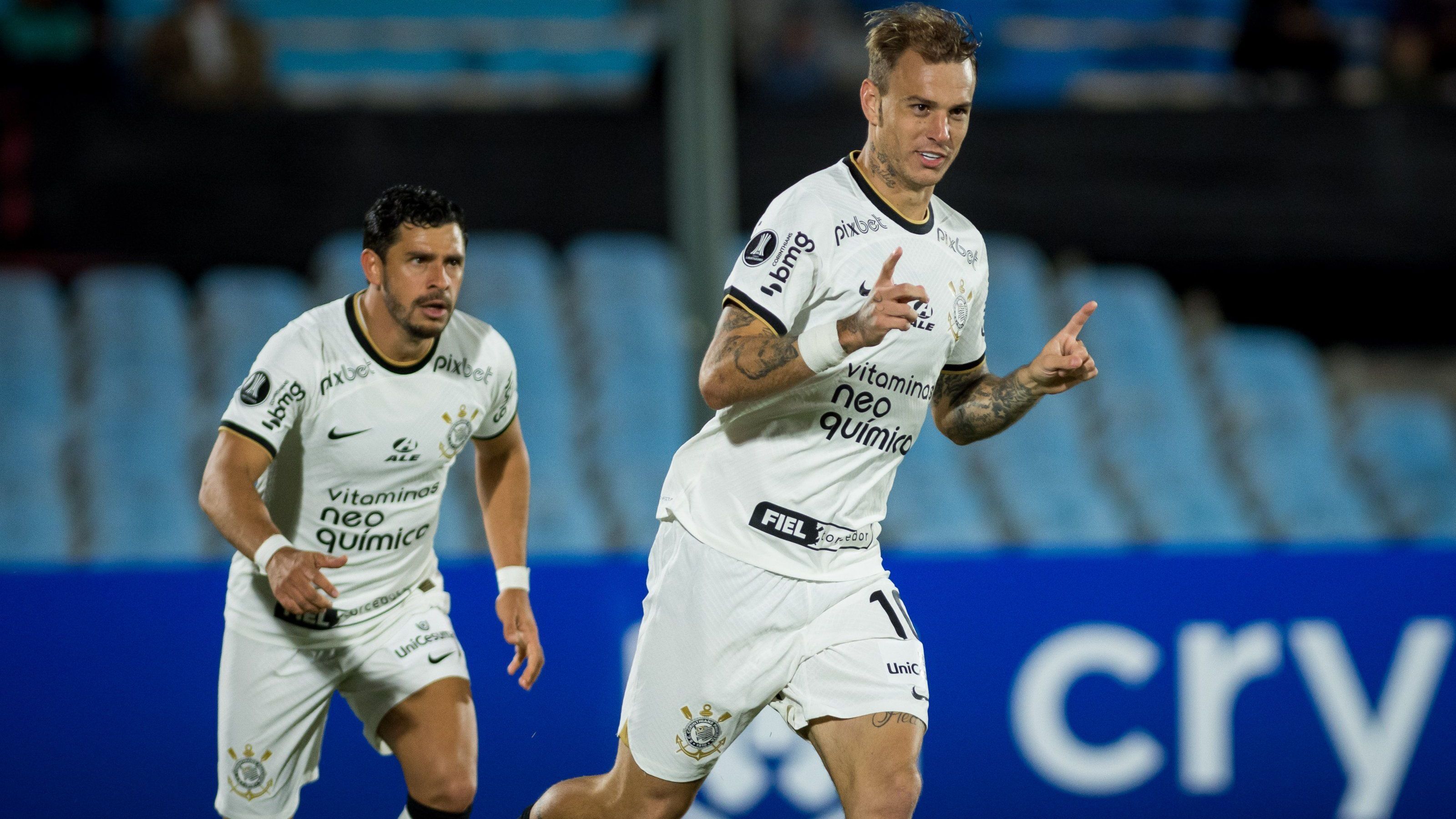 Róger Guedes comemora um dos gols que marcou pelo Corinthians contra o Liverpool (URU)