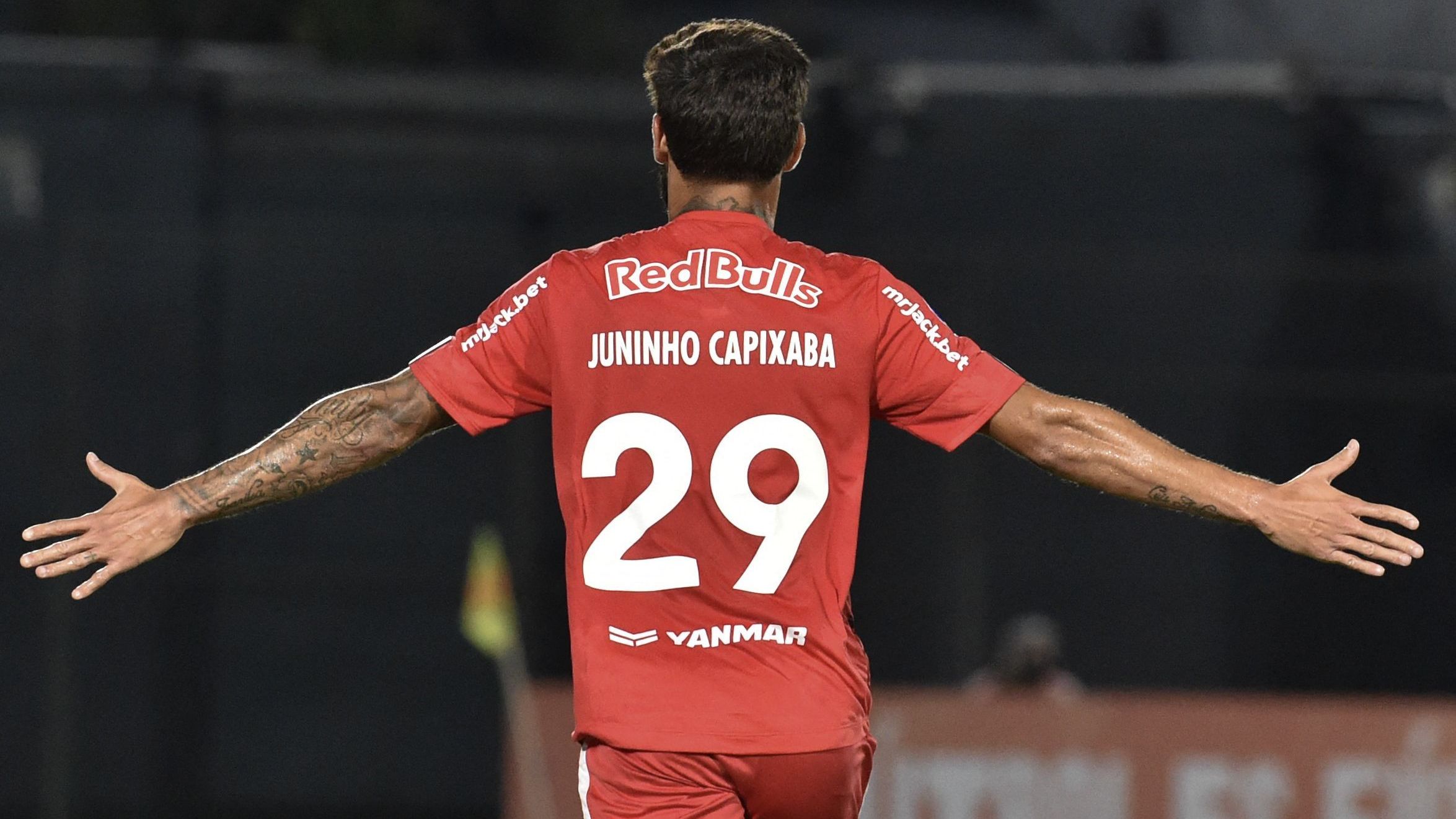 Juninho Capixaba comemora gol olímpico contra o Tacuary