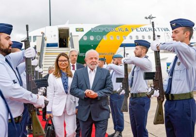 Presidente Luiz Inácio Lula da Silva (PT) e a primeira-dama Janja da Silva em chegada a Portugal nesta sexta-feira (21).