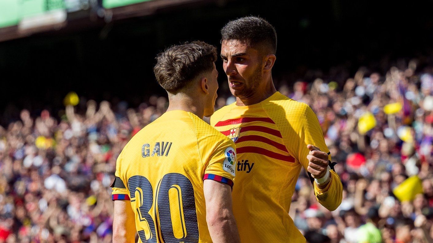 Ferran Torres comemora com Gavi o gol da vitória do Barcelona no Camp Nou