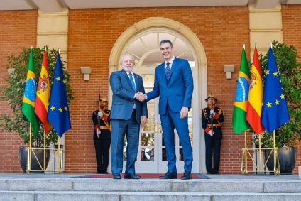 Presidente Luiz Inácio Lula da Silva (PT) é recebido pelo primeiro-ministro da Espanha, Pedro Sánchez, no Palácio da Moncloa, em Madrid.