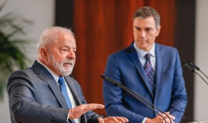 Lula discursa em evento com o premiê da Espanha, Pedro Sanchez