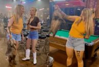 “Rainha do Gambá”, mulher retira animal com as mãos em bar no Texas