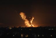 Israel realiza ataques contra Gaza em represália a foguetes disparados do Líbano 