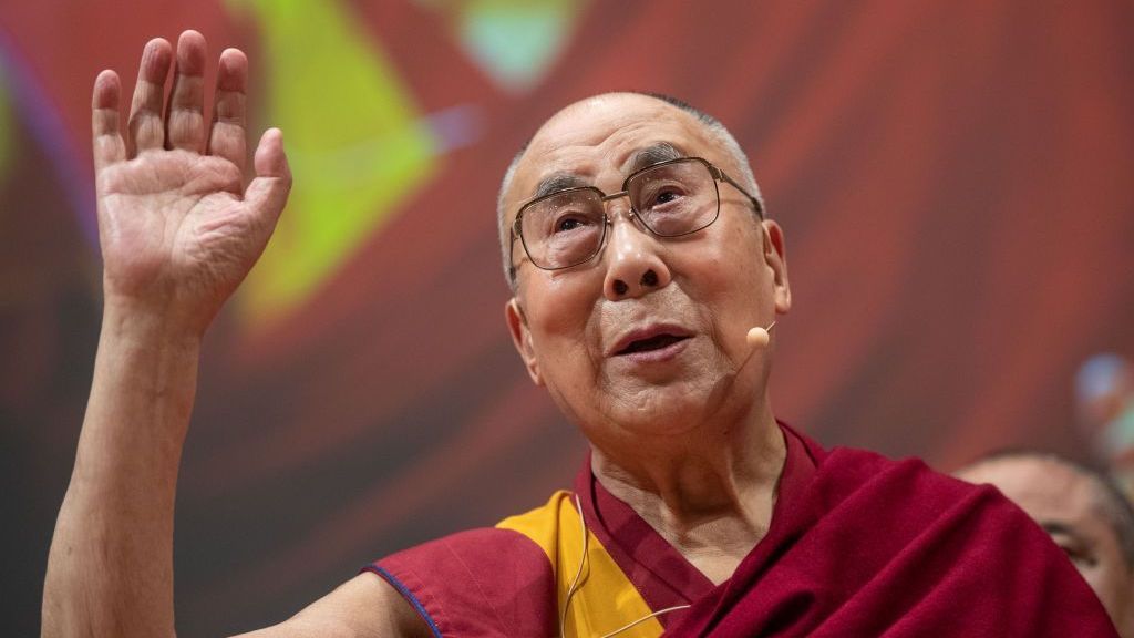 Dalai Lama, líder espiritual dos tibetanos, acena durante Festival Internacional de Ciências anual e discutiu o tema "Felicidade e Responsabilidade" com cientistas de Heidelberg.