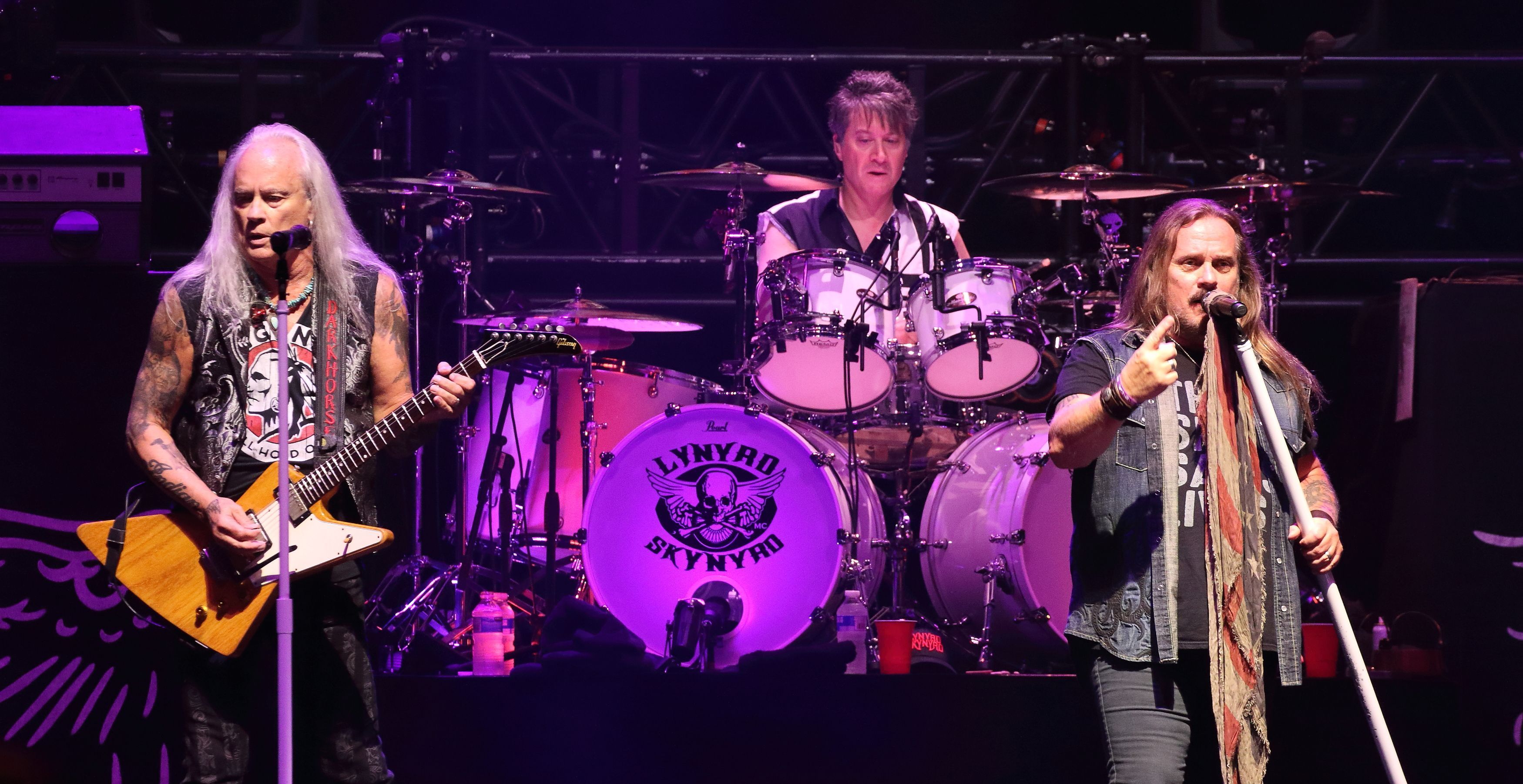 Johnny Van Zant e Rickey Medlocke no palco enquanto Lynyrd Skynyrd toca em Londres, em Wembley, em junho de 2019.