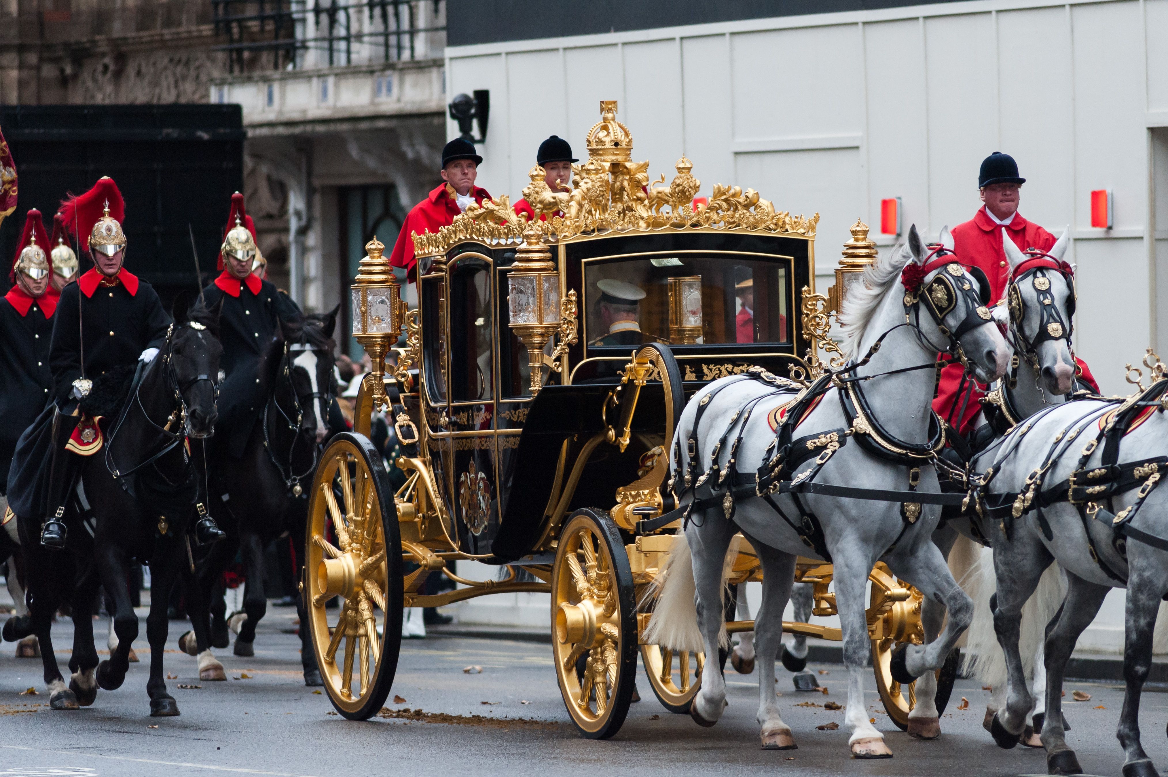 A rainha Elizabeth II da Grã-Bretanha cavalga com o então príncipe Charles e Camilla no Diamond Jubilee State Coach em 2019 para a Abertura Estadual do Parlamento / WIktor Szymanowicz/NurPhoto via Getty Images