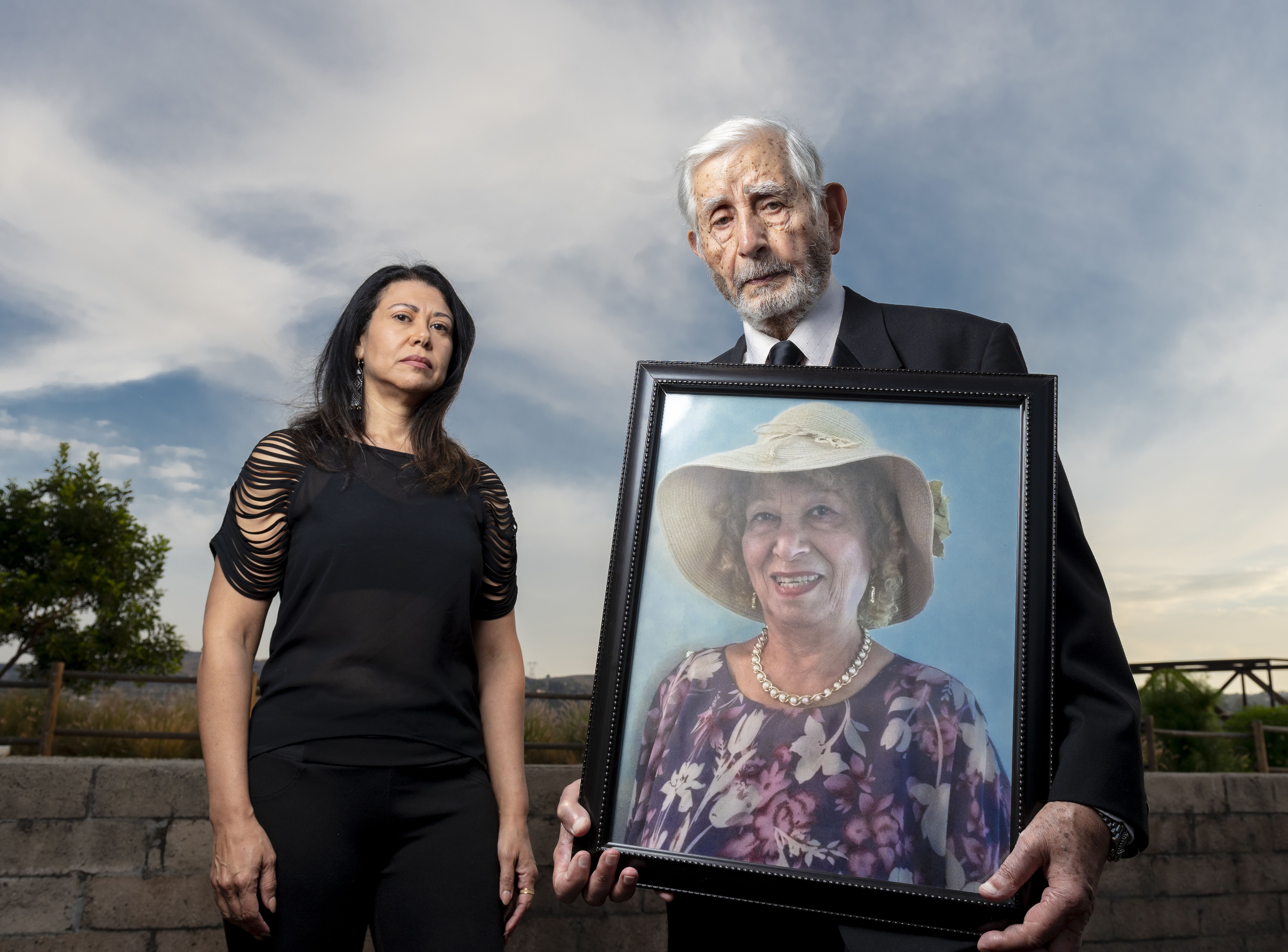 Mary e Youanness, filha e viúvo da vítima do crime em um cassino da Califórnia / Leonard Ortiz/MediaNews Group/Orange County Register via Getty Images