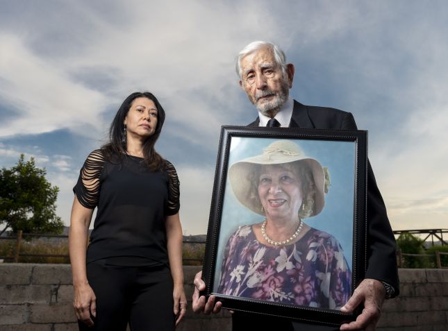 Mary e Youanness, filha e viúvo da vítima do crime em um cassino da Califórnia / Leonard Ortiz/MediaNews Group/Orange County Register via Getty Images