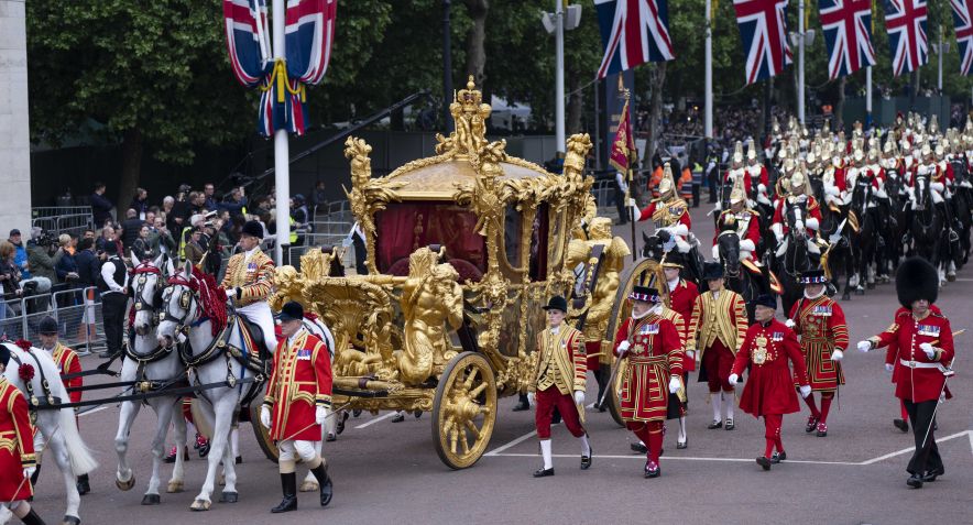 O Gold State Coach durante o Platinum Pageant no The Mall em 5 de junho de 2022 em Londres, Inglaterra / Mark Cuthbert/UK Press via Getty Images