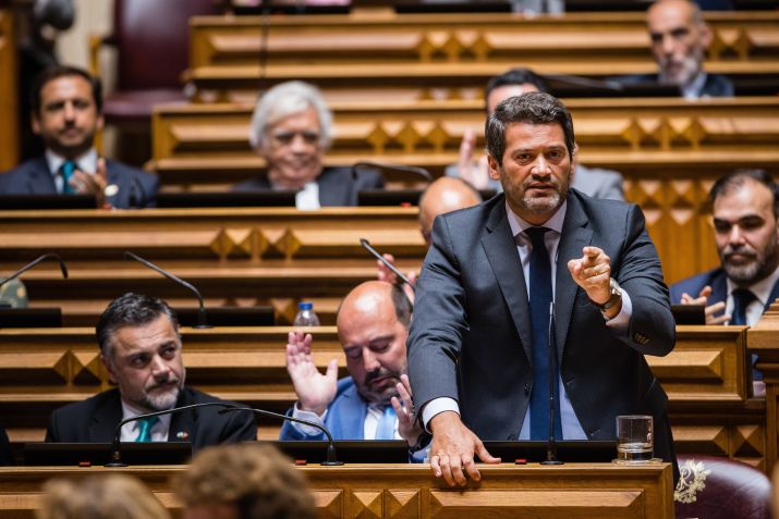 Andre Ventura, líder do Chega, fala durante sessão da Assembleia da República, o parlamento de Portugal. • Henrique Casinhas/SOPA Images/LightRocket via Getty Images