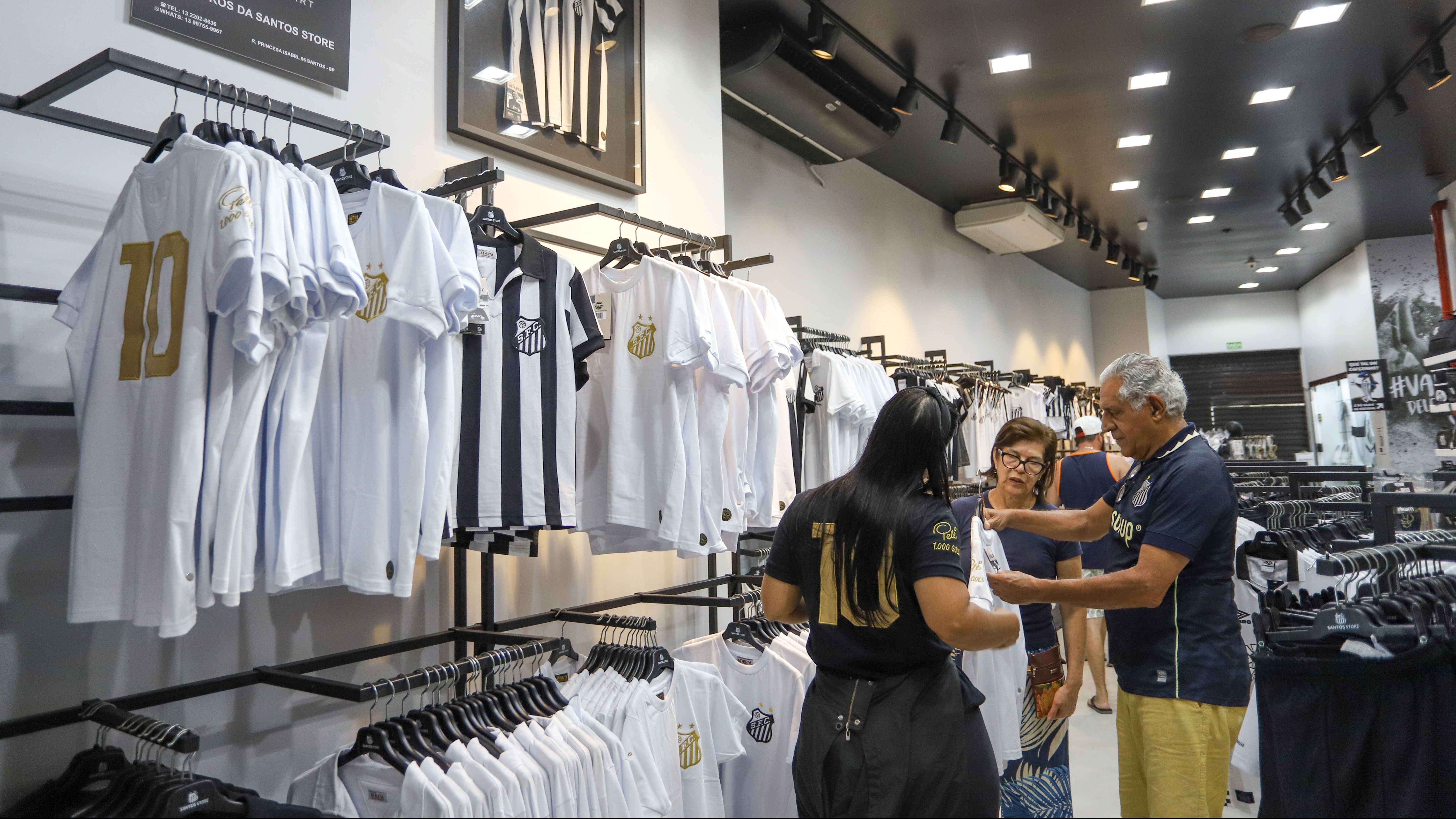 Camisas em homenagem a Pelé à venda na loja do Santos