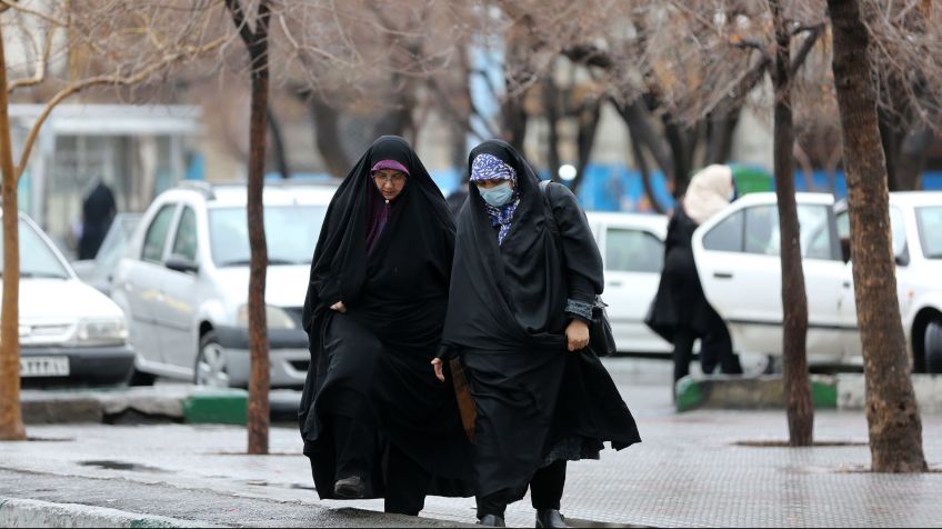 Iranianas nas ruas de Teerã, capital do país; uso do véu (hijab) é obrigatório para as mulheres no Irã / Fatemeh Bahrami/Anadolu Agency via Getty Images