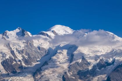 Nos alpes franceses, os cumes de Mont Maudit, Mont Blanc e Dome du Goutier, da esquerda para direita, vistos de Le Brevent, em 16 de julho de 2022.