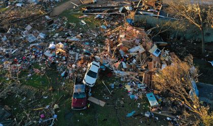 Tornados e tempestades causam devastação e deixam ao menos 32 mortos nos EUA