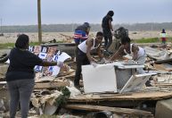 Imagens mostram devastação causada por tornados e tempestades nos Estados Unidos