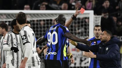 Lukaku foi expulso de campo após comemorar gol ironizando provocações racistas