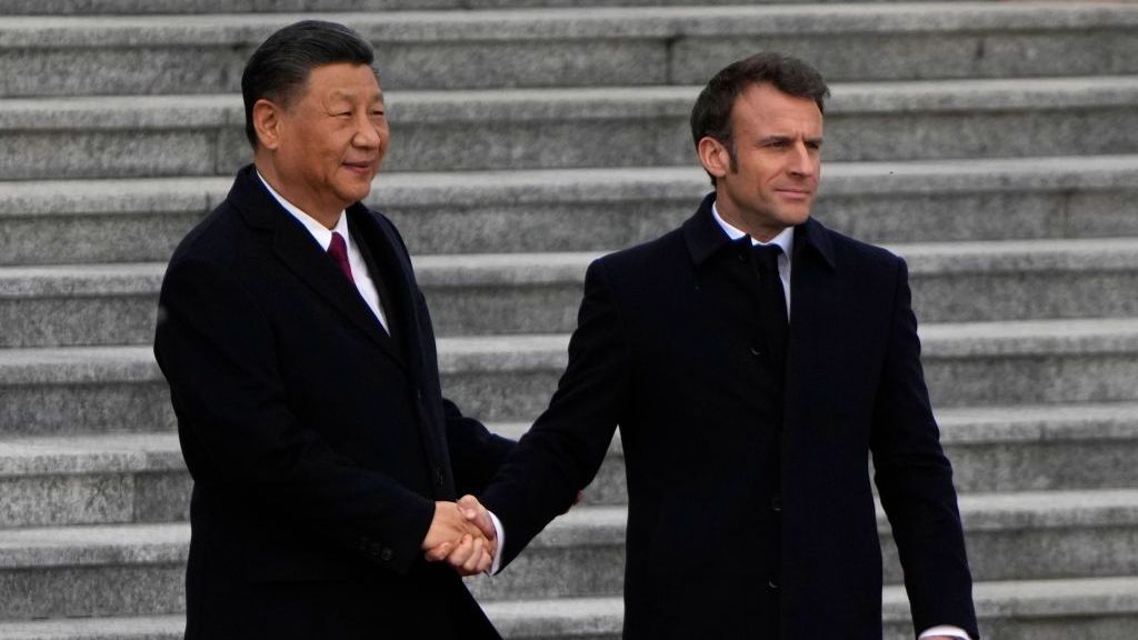 O presidente francês, Emmanuel Macron, aperta a mão do presidente chinês, Xi Jinping, durante uma cerimônia de boas-vindas do lado de fora do Grande Salão do Povo em 6 de abril de 2023 em Pequim, China
