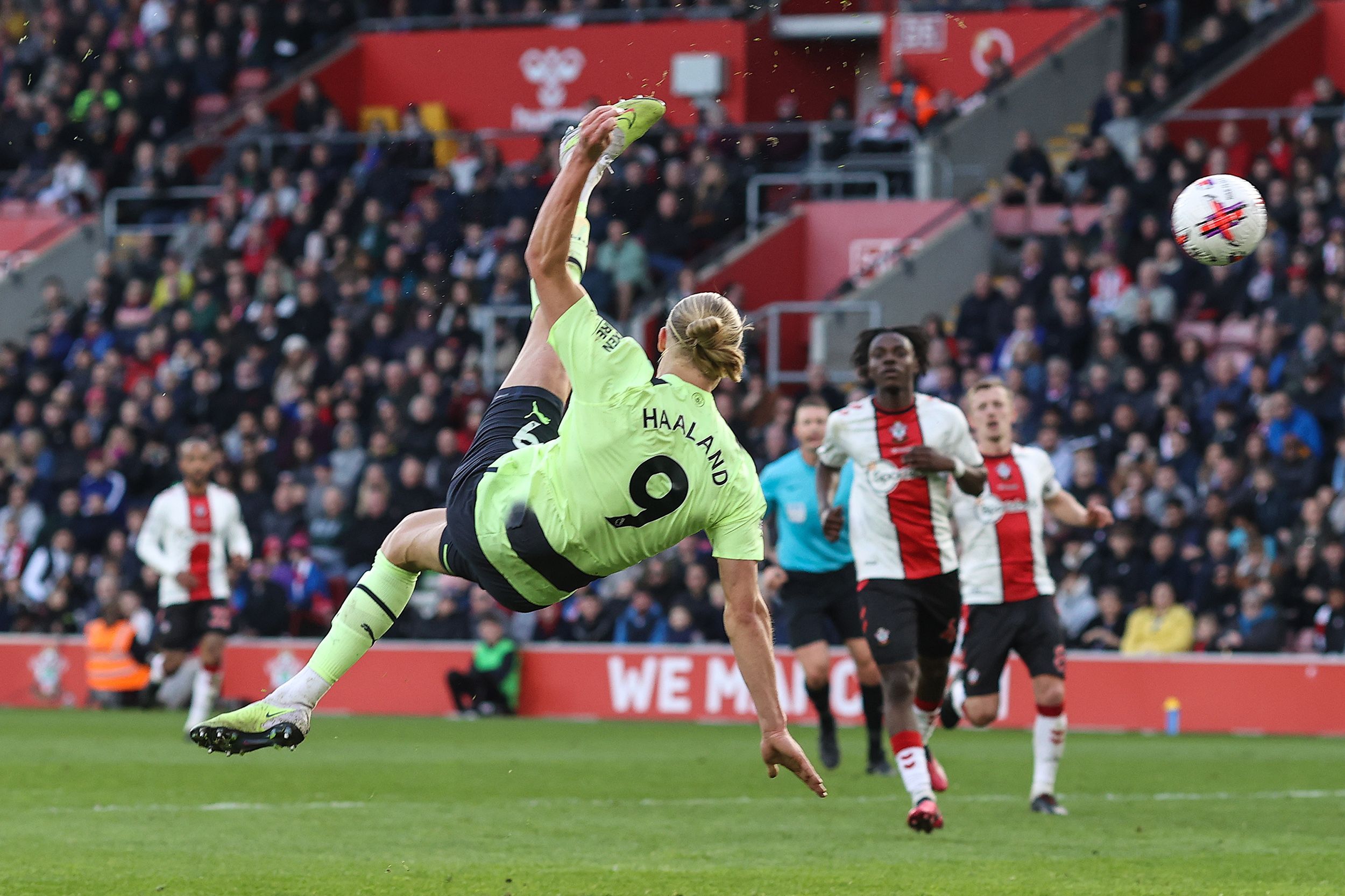 Haaland marca de voleio para o Manchester City contra o Southampton