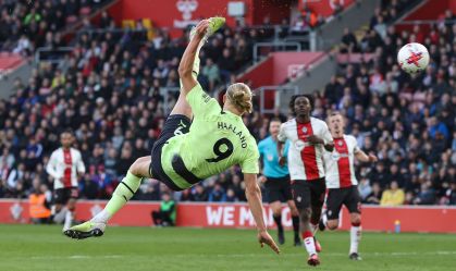 Inglês: Manchester City goleia e segue na cola do líder Arsenal; veja resultados