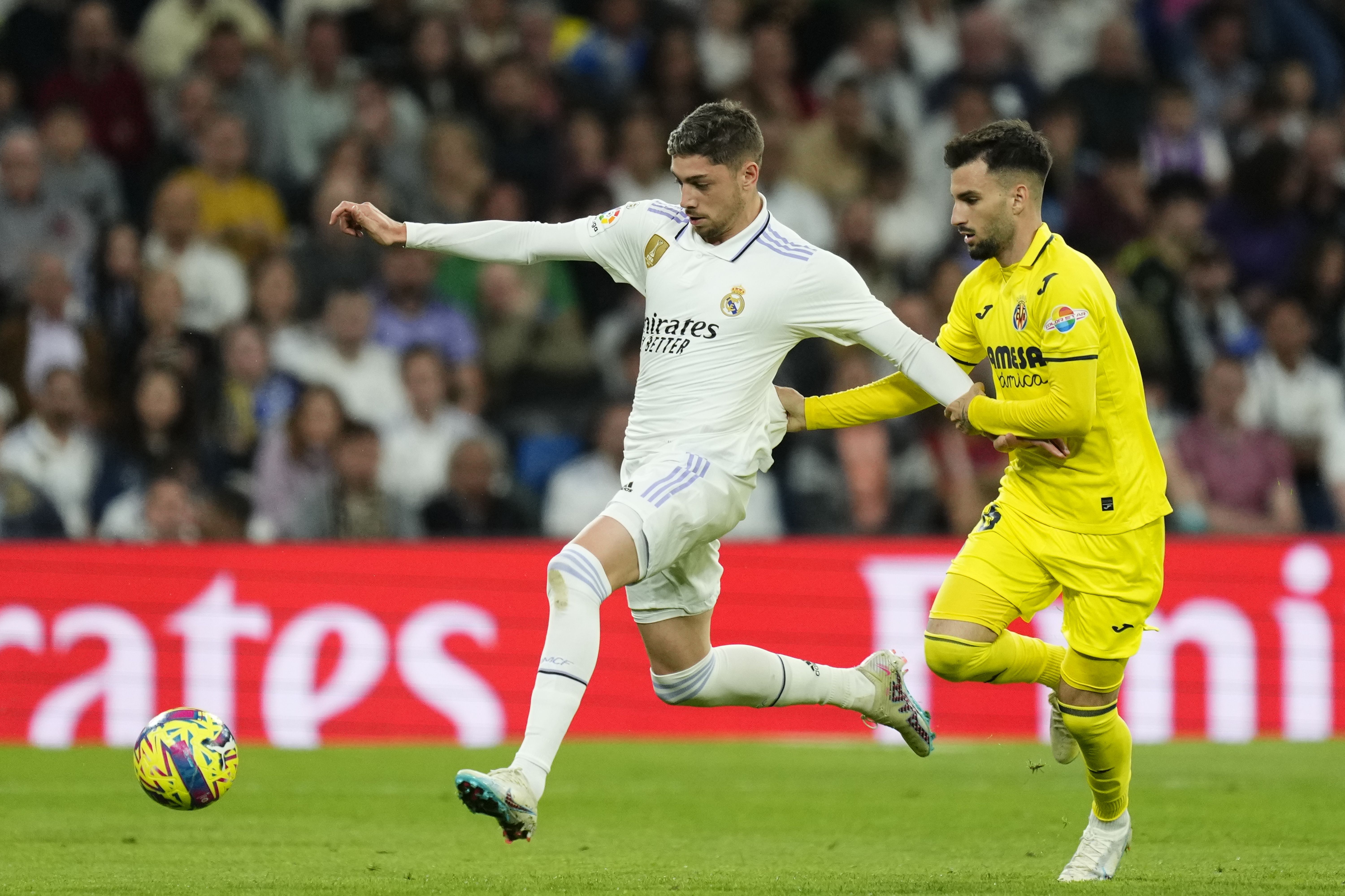 Federico Valverde e Alex Baena disputam bola no jogo deste sábado