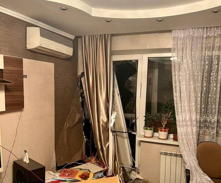 Vista de uma casa danificada após o episódio envolvendo um caça russo Su-34 na cidade de Belgorod, próxima à fronteira com a Ucrânia. / Belgorod Region Governorate / Handout/Anadolu Agency via Getty Images