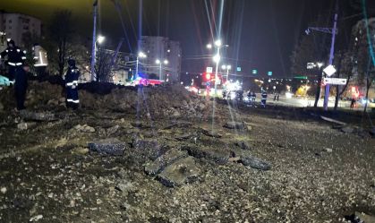 Vista de área danificada após bombardeio acidental de caça russo Su-34 na cidade de Belgorod, próxima à fronteira com a Ucrânia.