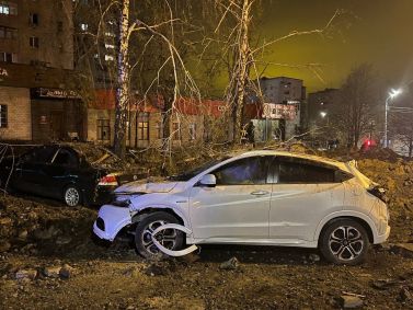 Carros danificados após bombardeio acidental da Rússia em cidade russa próxima à fronteira com a Ucrânia.
