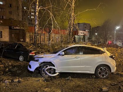 Carros danificados após bombardeio acidental da Rússia em cidade russa próxima à fronteira com a Ucrânia.