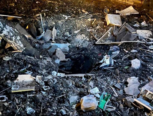 Vista de área danificada após bombardeio acidental de caça russo Su-34 na cidade de Belgorod, próxima à fronteira com a Ucrânia. / Belgorod Region Governorate / Handout/Anadolu Agency via Getty Images
