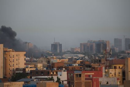 Fumaça sobe durante confrontos de grupos armados no Sudão em pleno feriado do Eid AL-Fitr, em Cartum, em 21 de abril.