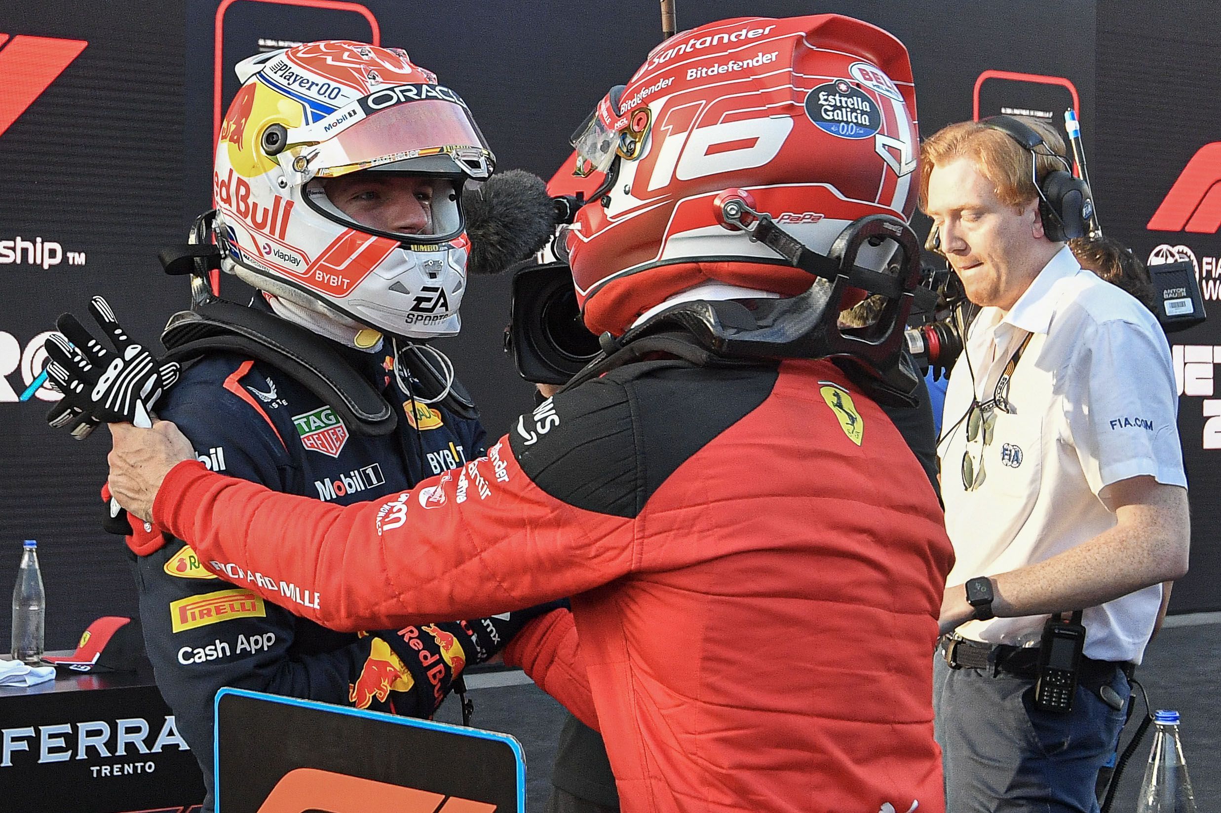 Max Verstappen e Charles Leclec se cumprimentam no Azerbaijão / Vince Mignott/MB Media/Getty Images