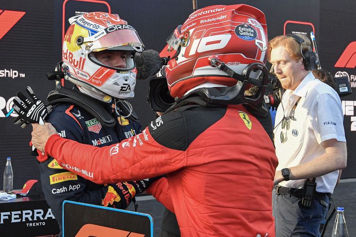 Max Verstappen e Charles Leclec se cumprimentam no Azerbaijão / Vince Mignott/MB Media/Getty Images