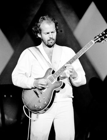 Lasse Wellander, guitarrista do ABBA em turnês, se apresenta no palco da Wembley Arena, em Londres, Inglaterra, em 5 de novembro de 1979. / Gus Stewart/Redferns