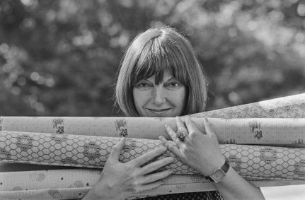 A estilista britânica Mary Quant expandiu seu repertório ao incluir designs de papel de parede. Fotografia tirada no Reino Unido, em 18 de setembro de 1974.