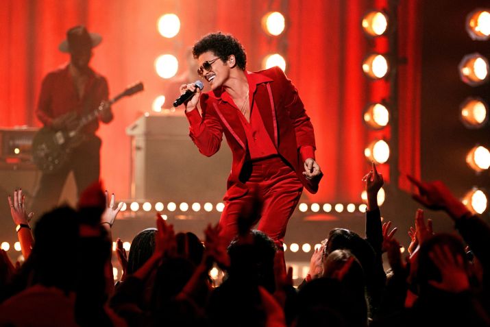 Bruno Mars em apresentação no American Music Awards de 2021, em Los Angeles. / John Esparza via Getty Images