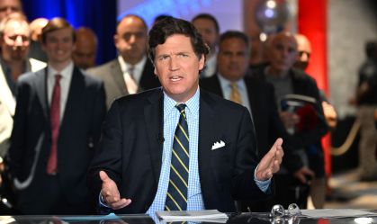 Âncora Tucker Carlson deixa a Fox News nos EUA