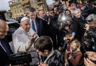 Papa Francisco recebe alta e deixa hospital dizendo: “Ainda estou vivo”