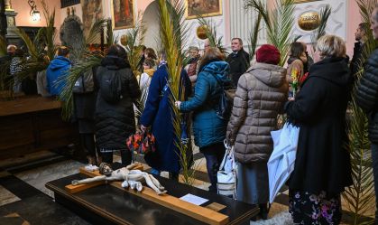Poloneses marcham para homenagear o papa João Paulo II no aniversário de sua morte