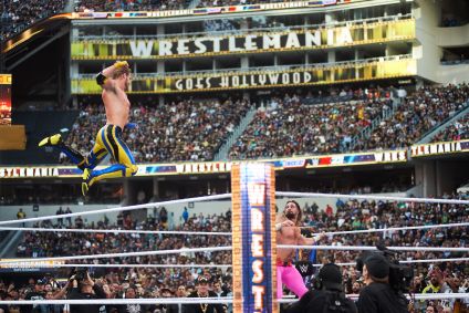 Logan Paul em luta contra Seth Rollins na WrestleMania 39, da WWE, na Califórnia, neste sábado (1).