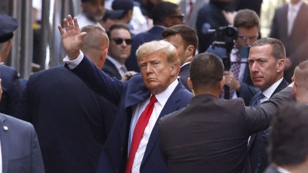 O ex-presidente dos EUA Donald Trump acena ao chegar ao Tribunal Criminal de Manhattan em 04 de abril de 2023 em Nova York. / Kena Betancur/Getty Images