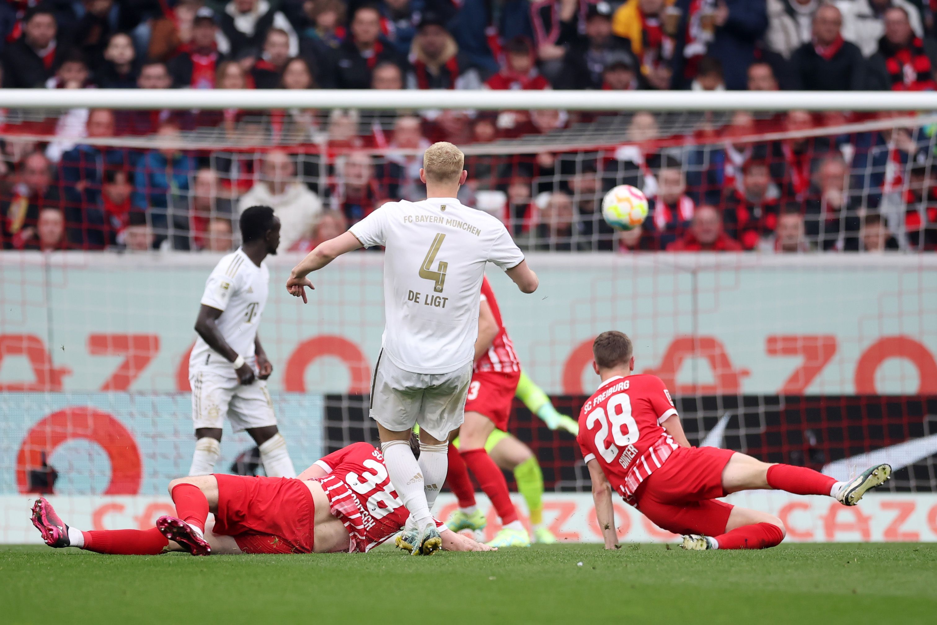 De Ligt marcou belo gol na vitória do Bayern sobre o Freiburg pelo Alemão