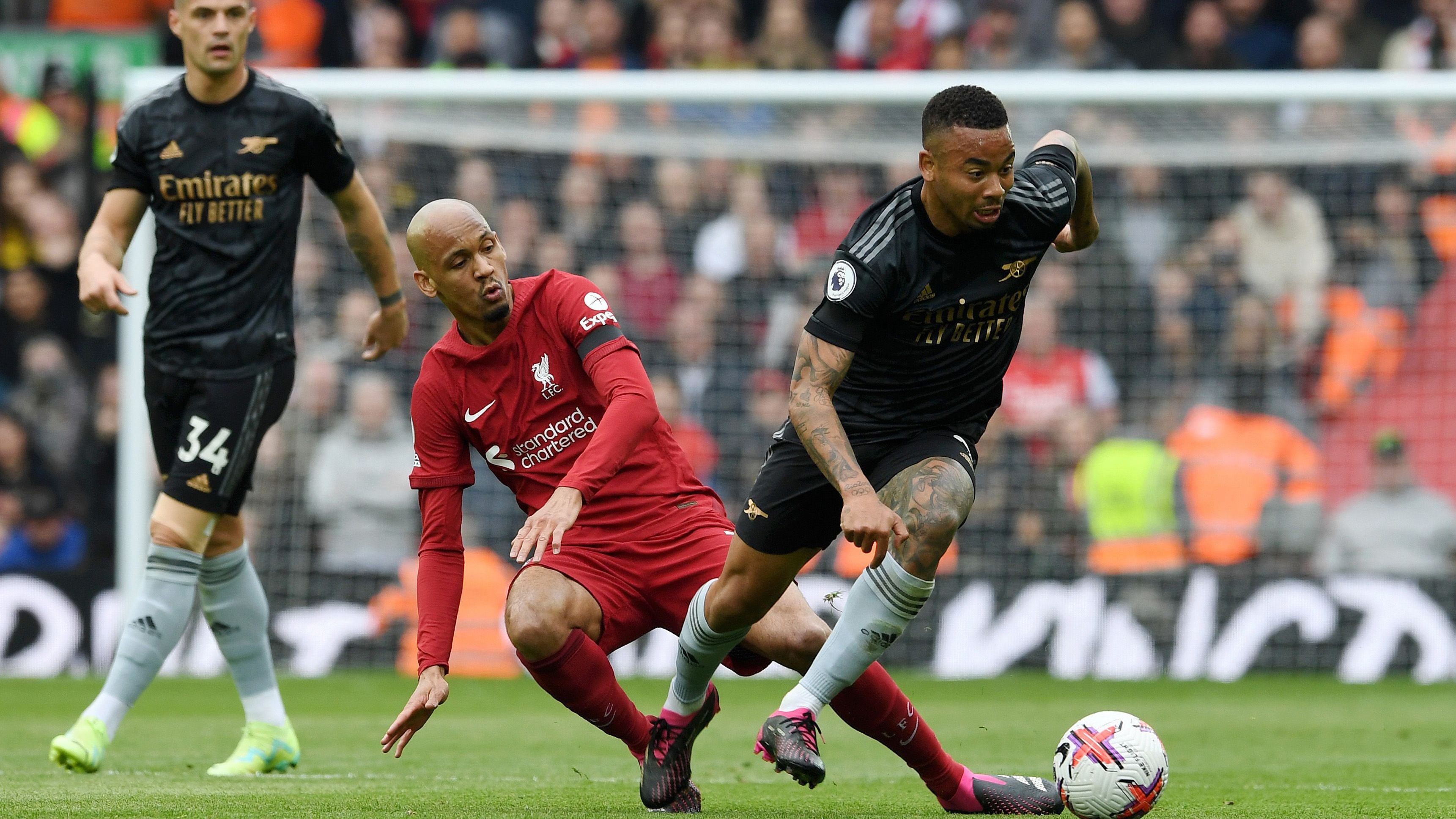 Gabriel Jesus e Fabinho disputam bola no clássico entre Liverpool e Arsenal