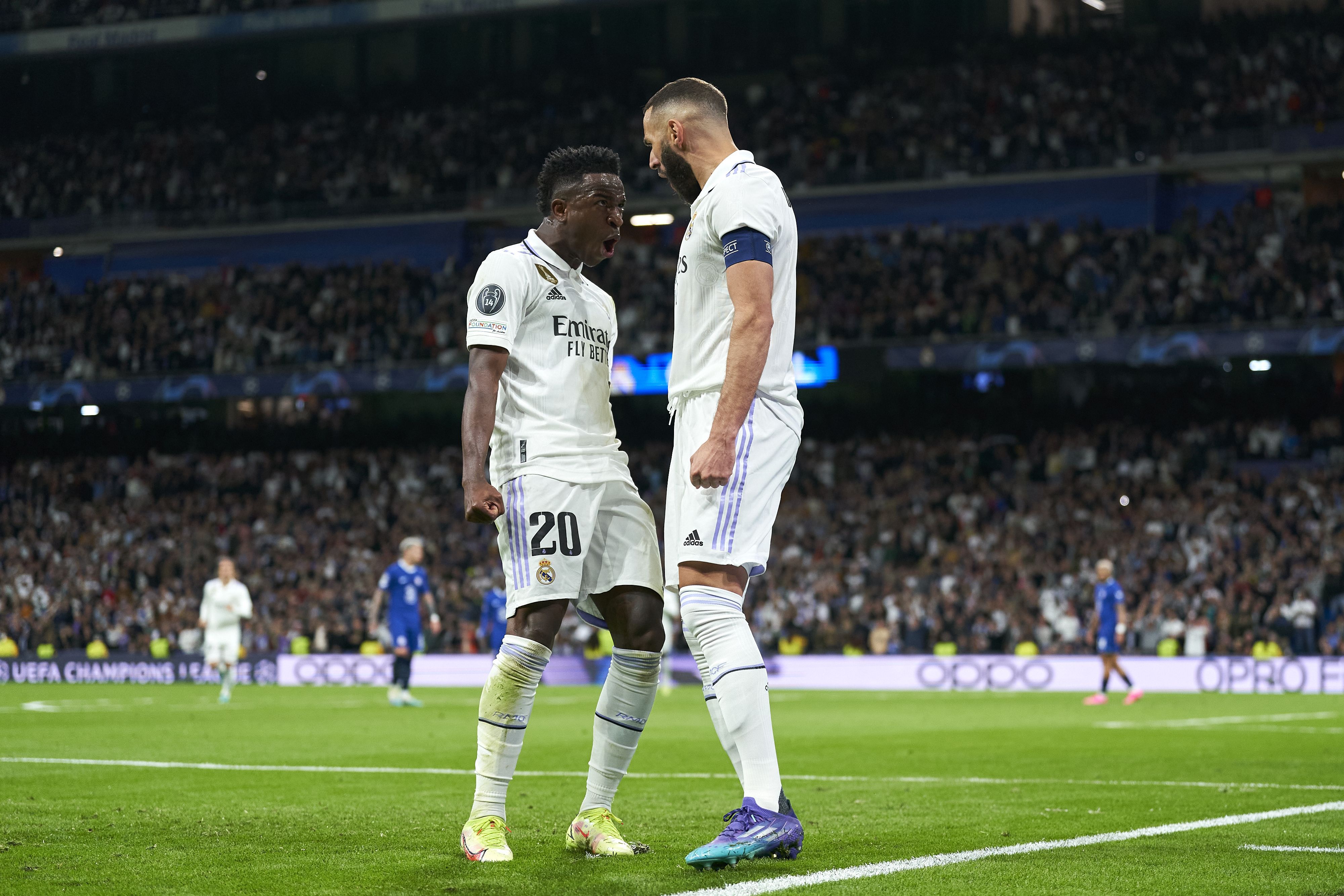 Vinicius Jr. e Benzema comemoram o primeiro gol do Real Madrid sobre o Chelsea