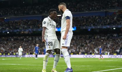 Vinicius Jr. e Benzema comemoram o primeiro gol do Real Madrid sobre o Chelsea