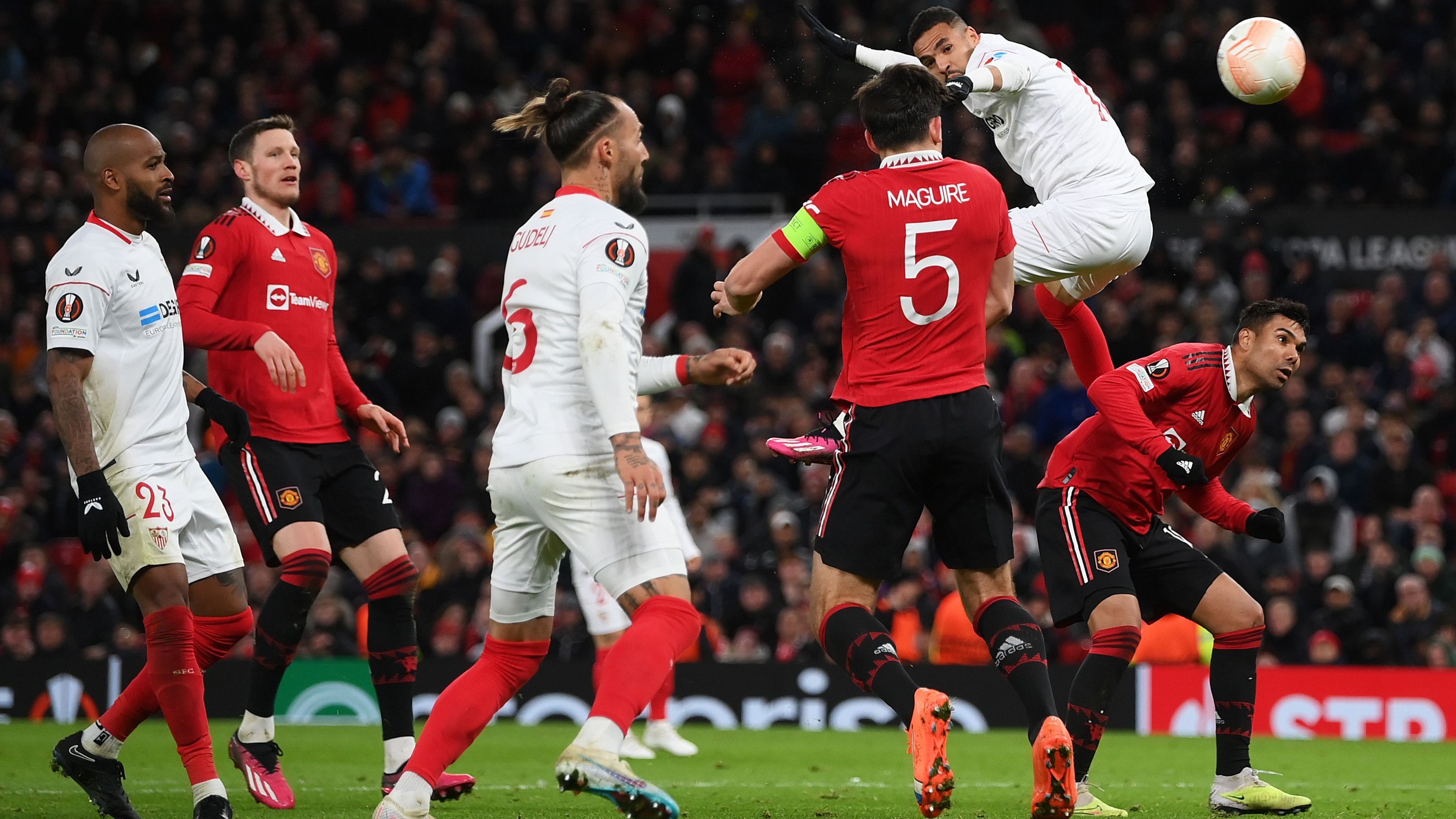 En-Nesyri cabeceia e a bola bate em Maguire antes de entrar: o gol de empate do Sevilla